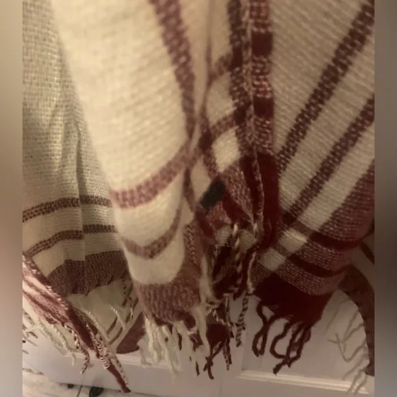 Banana Republic Mariana Shawl-Winter White/Maroon